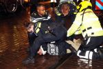 Amsterdam 27 november 
De politie arresteert en doorgeslagen buitenlandse man bij Tuschinski.