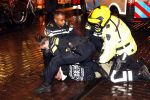 Amsterdam 27 november 
De politie arresteert en doorgeslagen buitenlandse man bij Tuschinski.
