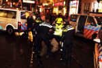 Amsterdam 27 november 
De politie arresteert en doorgeslagen buitenlandse man bij Tuschinski.
