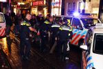 Amsterdam 27 november 
De politie arresteert en doorgeslagen buitenlandse man bij Tuschinski.