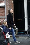 Amsterdam 22 december 2017
de ex van Georgina Verbaan Rob v d Wouw met hun dochter