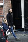 Amsterdam 22 december 2017
de ex van Georgina Verbaan Rob v d Wouw met hun dochter