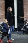 Amsterdam 22 december 2017
de ex van Georgina Verbaan Rob v d Wouw met hun dochter