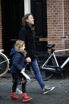 Amsterdam 22 december 2017
de ex van Georgina Verbaan Rob v d Wouw met hun dochter