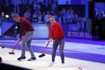 Aalsmeer 20 december 2017
Opnames de curling quiz met Frans Bauer Mark Tuitert Ellen Hoog Brace Sjoerd v Ramshorst Evert ten Napel Levi v Kempen Frank Lammers Sanne en Lieke Wevers. De opnames vinden plaats in de studio in Aalsmeer.