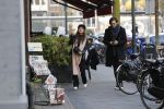 Amsterdam 22 december 2017 
Waylon en zijn nieuwe Bibi Breijman doen boodschappen.