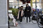 Amsterdam 22 december 2017 
Waylon en zijn nieuwe Bibi Breijman doen boodschappen.