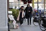 Amsterdam 22 december 2017 
Waylon en zijn nieuwe Bibi Breijman doen boodschappen.