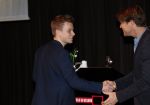 Hilversum 9 december 2019
Bekendmaking omroepman van nhet jaar 2019
DE winnaar van vorig jaar Beau v Erven Dorens reikt de prijs uit aan Jeroen Pauw die dit jaar gewonnen heeft. BMX Mediatalent 2019