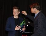 Hilversum 9 december 2019
Bekendmaking omroepman van nhet jaar 2019
DE winnaar van vorig jaar Beau v Erven Dorens reikt de prijs uit aan Jeroen Pauw die dit jaar gewonnen heeft. BMX Mediatalent 2019