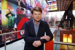 Hilversum 9 december 2019
Bekendmaking omroepman van nhet jaar 2019
DE winnaar van vorig jaar Beau v Erven Dorens reikt de prijs uit aan Jeroen Pauw die dit jaar gewonnen heeft.