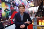 Hilversum 9 december 2019
Bekendmaking omroepman van nhet jaar 2019
DE winnaar van vorig jaar Beau v Erven Dorens reikt de prijs uit aan Jeroen Pauw die dit jaar gewonnen heeft.