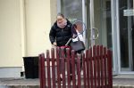 Vilnius 7 december 2019
Bonnie Horbach gaat met haar dochter tennissen. Bonnie is de Nederlandse ambassadeur in Vilnius in Litouwen . Je hebt daar de ambassade en Bonnie woont in een groot huis in het park van Vilnius.