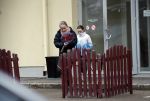 Vilnius 7 december 2019
Bonnie Horbach gaat met haar dochter tennissen. Bonnie is de Nederlandse ambassadeur in Vilnius in Litouwen . Je hebt daar de ambassade en Bonnie woont in een groot huis in het park van Vilnius.