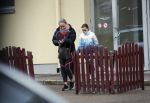 Vilnius 7 december 2019
Bonnie Horbach gaat met haar dochter tennissen. Bonnie is de Nederlandse ambassadeur in Vilnius in Litouwen . Je hebt daar de ambassade en Bonnie woont in een groot huis in het park van Vilnius.