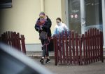 Vilnius 7 december 2019
Bonnie Horbach gaat met haar dochter tennissen. Bonnie is de Nederlandse ambassadeur in Vilnius in Litouwen . Je hebt daar de ambassade en Bonnie woont in een groot huis in het park van Vilnius.