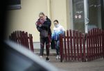 Vilnius 7 december 2019
Bonnie Horbach gaat met haar dochter tennissen. Bonnie is de Nederlandse ambassadeur in Vilnius in Litouwen . Je hebt daar de ambassade en Bonnie woont in een groot huis in het park van Vilnius.