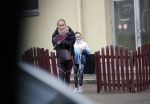 Vilnius 7 december 2019
Bonnie Horbach gaat met haar dochter tennissen. Bonnie is de Nederlandse ambassadeur in Vilnius in Litouwen . Je hebt daar de ambassade en Bonnie woont in een groot huis in het park van Vilnius.