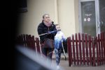 Vilnius 7 december 2019
Bonnie Horbach gaat met haar dochter tennissen. Bonnie is de Nederlandse ambassadeur in Vilnius in Litouwen . Je hebt daar de ambassade en Bonnie woont in een groot huis in het park van Vilnius.