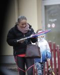 Vilnius 7 december 2019
Bonnie Horbach gaat met haar dochter tennissen. Bonnie is de Nederlandse ambassadeur in Vilnius in Litouwen . Je hebt daar de ambassade en Bonnie woont in een groot huis in het park van Vilnius.