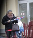 Vilnius 7 december 2019
Bonnie Horbach gaat met haar dochter tennissen. Bonnie is de Nederlandse ambassadeur in Vilnius in Litouwen . Je hebt daar de ambassade en Bonnie woont in een groot huis in het park van Vilnius.