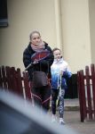 Vilnius 7 december 2019
Bonnie Horbach gaat met haar dochter tennissen. Bonnie is de Nederlandse ambassadeur in Vilnius in Litouwen . Je hebt daar de ambassade en Bonnie woont in een groot huis in het park van Vilnius.