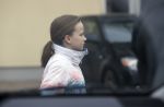 Vilnius 7 december 2019
Bonnie Horbach gaat met haar dochter tennissen. Bonnie is de Nederlandse ambassadeur in Vilnius in Litouwen . Je hebt daar de ambassade en Bonnie woont in een groot huis in het park van Vilnius.