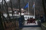 Vilnius 7 december 2019
Bonnie Horbach gaat met haar dochter tennissen. Bonnie is de Nederlandse ambassadeur in Vilnius in Litouwen . Je hebt daar de ambassade en Bonnie woont in een groot huis in het park van Vilnius.