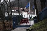 Vilnius 7 december 2019
Bonnie Horbach gaat met haar dochter tennissen. Bonnie is de Nederlandse ambassadeur in Vilnius in Litouwen . Je hebt daar de ambassade en Bonnie woont in een groot huis in het park van Vilnius.