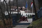 Vilnius 7 december 2019
Bonnie Horbach gaat met haar dochter tennissen. Bonnie is de Nederlandse ambassadeur in Vilnius in Litouwen . Je hebt daar de ambassade en Bonnie woont in een groot huis in het park van Vilnius.