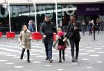 Amsterdam 21 december 2019
Edsilia Rombley en haar man Tjeerd Oosterhuis met hun dochters