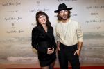 Amsterdam 16 december 2019
Premiere April may June in het deLamar theater met oa in de hoofdrollen Linda de Mol Elise Schaap en Tjitske Reidinga. Fockeline Ouwerkerk zwanger met Tommie Driessen
