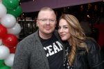 Bergen 13 december 2019
Sonja Bakker reikt haar eerste boek uit aan haar vader. De presentatie vond plaats bij Wonders . Jan Rook kwam met zijn vriendin