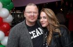 Bergen 13 december 2019
Sonja Bakker reikt haar eerste boek uit aan haar vader. De presentatie vond plaats bij Wonders . Jan Rook kwam met zijn vriendin