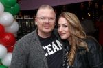 Bergen 13 december 2019
Sonja Bakker reikt haar eerste boek uit aan haar vader. De presentatie vond plaats bij Wonders . Jan Rook kwam met zijn vriendin