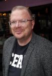 Bergen 13 december 2019
Sonja Bakker reikt haar eerste boek uit aan haar vader. De presentatie vond plaats bij Wonders . Jan Rook kwam met zijn vriendin