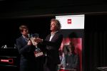Hilversum 9 december 2019
Bekendmaking omroepman van nhet jaar 2019
DE winnaar van vorig jaar Beau v Erven Dorens reikt de prijs uit aan Jeroen Pauw die dit jaar gewonnen heeft.