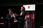 Hilversum 9 december 2019
Bekendmaking omroepman van nhet jaar 2019
DE winnaar van vorig jaar Beau v Erven Dorens reikt de prijs uit aan Jeroen Pauw die dit jaar gewonnen heeft.