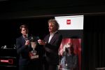 Hilversum 9 december 2019
Bekendmaking omroepman van nhet jaar 2019
DE winnaar van vorig jaar Beau v Erven Dorens reikt de prijs uit aan Jeroen Pauw die dit jaar gewonnen heeft.