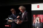Hilversum 9 december 2019
Bekendmaking omroepman van nhet jaar 2019
DE winnaar van vorig jaar Beau v Erven Dorens reikt de prijs uit aan Jeroen Pauw die dit jaar gewonnen heeft.