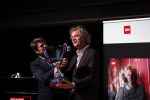 Hilversum 9 december 2019
Bekendmaking omroepman van nhet jaar 2019
DE winnaar van vorig jaar Beau v Erven Dorens reikt de prijs uit aan Jeroen Pauw die dit jaar gewonnen heeft.