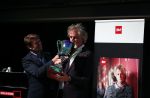 Hilversum 9 december 2019
Bekendmaking omroepman van nhet jaar 2019
DE winnaar van vorig jaar Beau v Erven Dorens reikt de prijs uit aan Jeroen Pauw die dit jaar gewonnen heeft.
