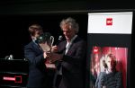 Hilversum 9 december 2019
Bekendmaking omroepman van nhet jaar 2019
DE winnaar van vorig jaar Beau v Erven Dorens reikt de prijs uit aan Jeroen Pauw die dit jaar gewonnen heeft.