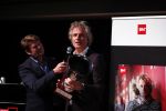 Hilversum 9 december 2019
Bekendmaking omroepman van nhet jaar 2019
DE winnaar van vorig jaar Beau v Erven Dorens reikt de prijs uit aan Jeroen Pauw die dit jaar gewonnen heeft.