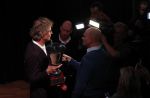 Hilversum 9 december 2019
Bekendmaking omroepman van nhet jaar 2019
DE winnaar van vorig jaar Beau v Erven Dorens reikt de prijs uit aan Jeroen Pauw die dit jaar gewonnen heeft.