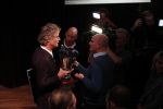Hilversum 9 december 2019
Bekendmaking omroepman van nhet jaar 2019
DE winnaar van vorig jaar Beau v Erven Dorens reikt de prijs uit aan Jeroen Pauw die dit jaar gewonnen heeft.