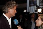 Hilversum 9 december 2019
Bekendmaking omroepman van nhet jaar 2019
DE winnaar van vorig jaar Beau v Erven Dorens reikt de prijs uit aan Jeroen Pauw die dit jaar gewonnen heeft.