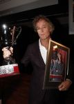 Hilversum 9 december 2019
Bekendmaking omroepman van nhet jaar 2019
DE winnaar van vorig jaar Beau v Erven Dorens reikt de prijs uit aan Jeroen Pauw die dit jaar gewonnen heeft.