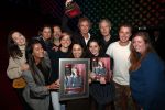 Hilversum 9 december 2019
Bekendmaking omroepman van nhet jaar 2019
DE winnaar van vorig jaar Beau v Erven Dorens reikt de prijs uit aan Jeroen Pauw die dit jaar gewonnen heeft.
