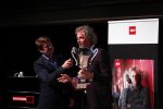 Hilversum 9 december 2019
Bekendmaking omroepman van nhet jaar 2019
DE winnaar van vorig jaar Beau v Erven Dorens reikt de prijs uit aan Jeroen Pauw die dit jaar gewonnen heeft.